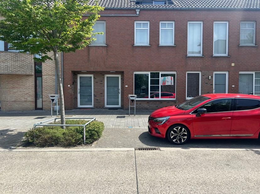 Ben jij op zoek naar een gelijkvloers appartement in het centrum van Kaulille? Dan hebben wij gevonden wat jij zoekt!<br />
INDELING:<br />
- Inkomhal