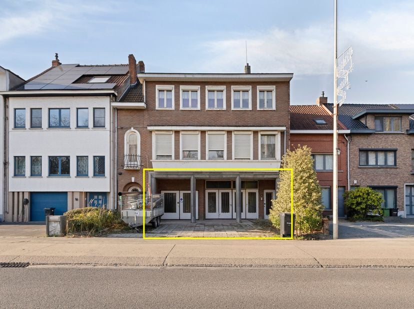 Dit veelzijdige magazijn biedt een ruime en flexibele opslag- en werkruimte op een vlot bereikbare locatie in Kruibeke. Dankzij de grote bruikbare opp
