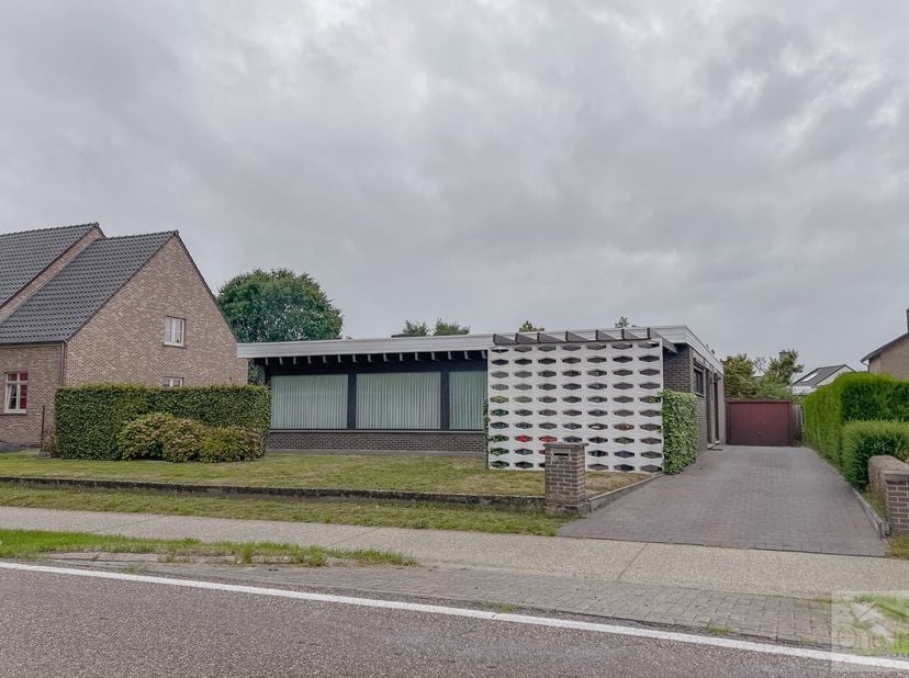 Aan de Ekselsebaan 27 in Hechtel-Eksel bevindt zich deze ruime, vrijstaande bungalow op een mooi perceel van maar liefst 860 m².<br />
<br />
De wonin