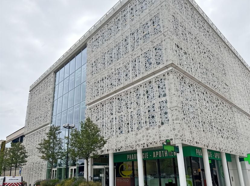 Productieve werkplek voor drie waarbij voor alles is gezorgd.Maak een thuishaven voor uw bedrijf met 15 vierkante meter aan privékantoorruimte in Regu