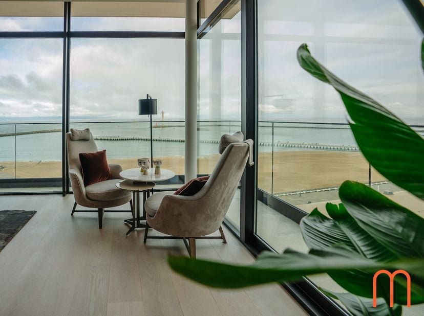 Ontdek deze exclusieve penthouse van 316 m² in de prestigieuze residentie Royal Phare in Oostende. Dankzij de unieke ligging aan de wandelpromenade, t