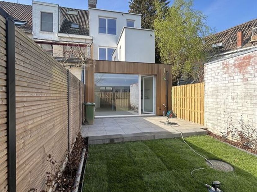 In het gegeerde Heverlee namelijk in een zijstraat van de Naamsesteenweg, de Groenstraat bieden wij u deze gerenoveerde woning aan.<br />
Het pand is
