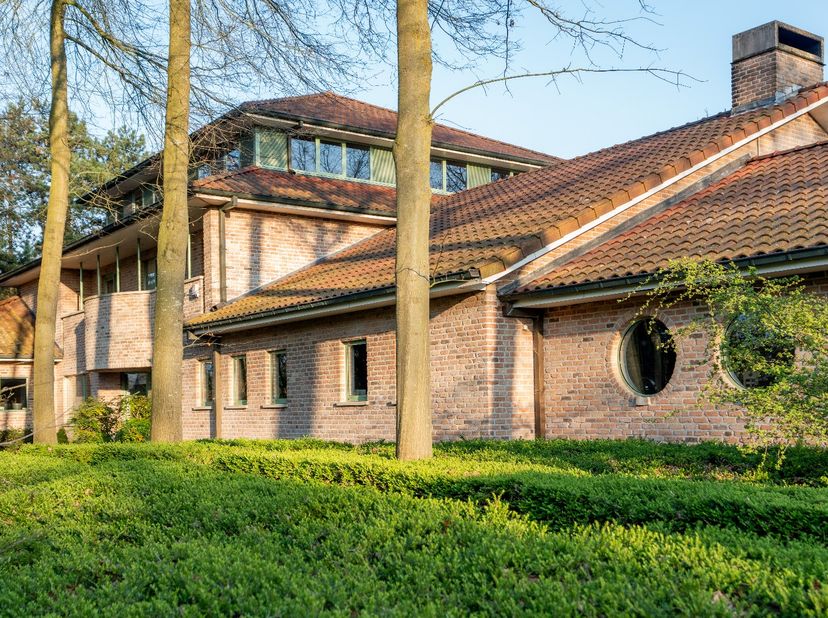 Verscholen op een uitzonderlijk perceel van 6.426 m² in De Pinte bevindt zich deze riante villa waar ruimte, privacy en comfort centraal staan. <br />