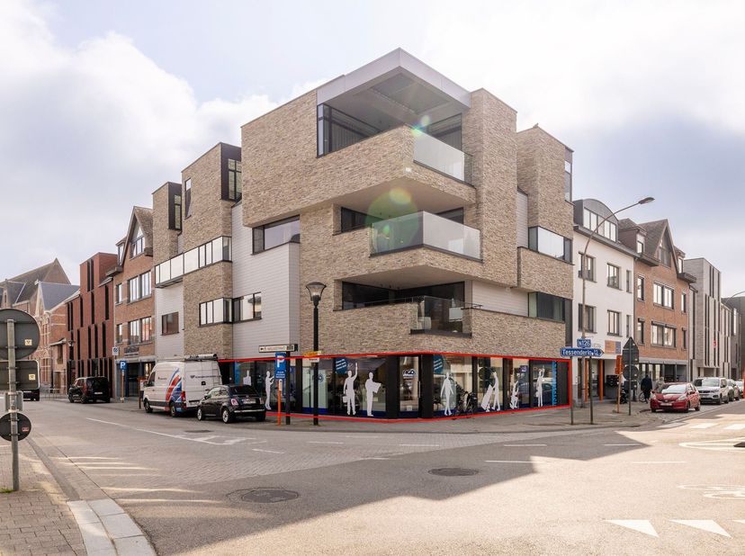Espace commercial d'au moins 203 m².<br />
<br />
A deux pas du marché, à 50 mètres des parkings du centre Pas, Pool et Nieuwstraat, cet espace comm