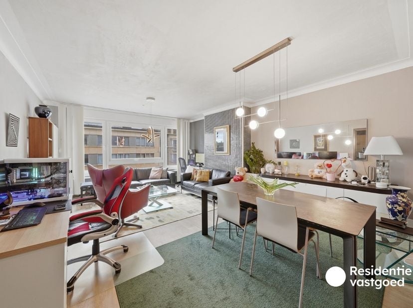 Op een uitstekende locatie in het centrum van Oostende en op wandelafstand van de zeedijk, vinden we dit ruime appartement op de vijfde verdieping van