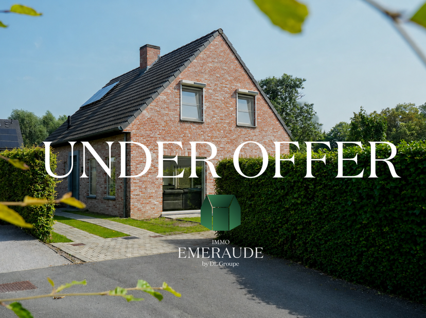 Cette maison familiale prête à emménager et économe en énergie est située dans une rue calme en cul-de-sac à Roeselare.<br />
En entrant dans la maiso