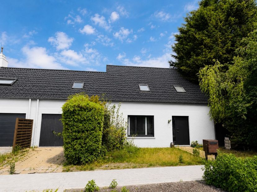 Deze op te knappen woning is rustig gelegen vlak bij een prachtig natuurgebied en vormt de ideale basis voor wie op zoek is naar ruimte, rust en toeko
