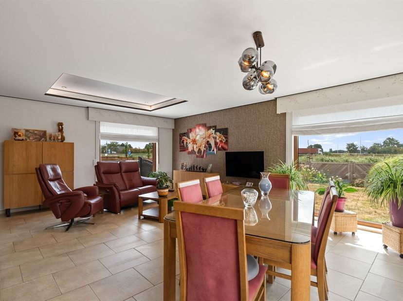 Deze fundamenteel solide open bebouwing in bungalowstijl is een instapklare woning waar doorheen de jaren met veel zorg, oog voor detail en kwalitatie