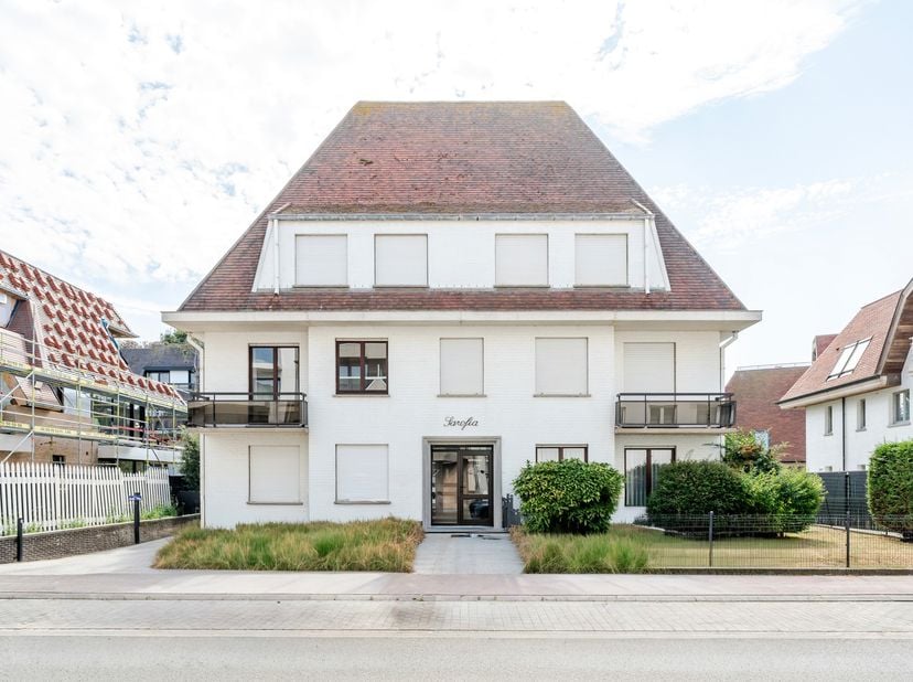 Renovatieopportuniteit in kleinschalige kleinschalige residentie Sarofia, gelegen J. Nellenslaan, op zo'n honderd meter van het Casino en de Zeedijk.