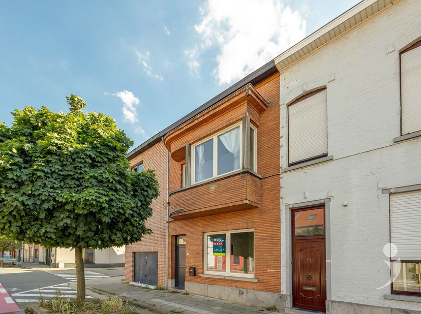 Een projectje met veel troeven op een toplocatie! Deze te renoveren woning met karaktervolle gevel biedt heel wat troeven. De woning beschikt over beh