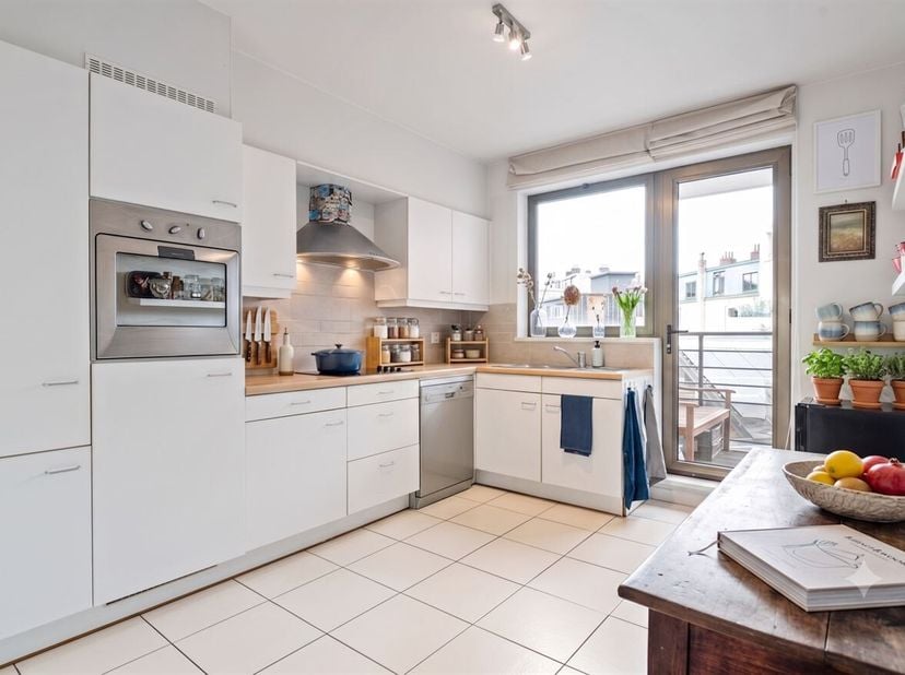Stijlvol duplexappartement (130 m²) gelegen aan het Zuidpark<br />
Ligging:<br />
Aan de Vlaamsekaai, in het hart van het levendige Antwerpen-Zuid, be