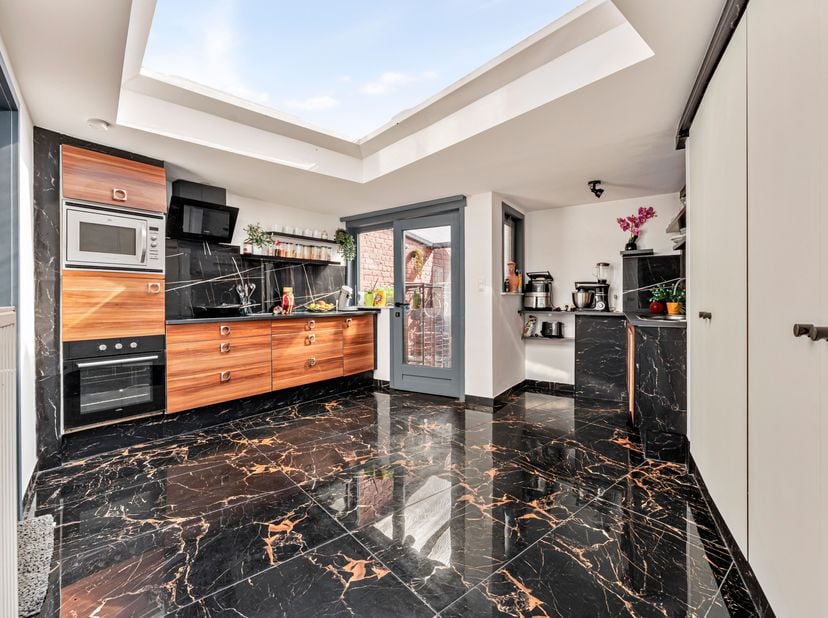 Volledig gerenoveerde eengezinswoning  4 slaapkamers, waaronder een ruime master suite met jacuzzi  217 m² bewoonbare oppervlakte  conforme elektricit