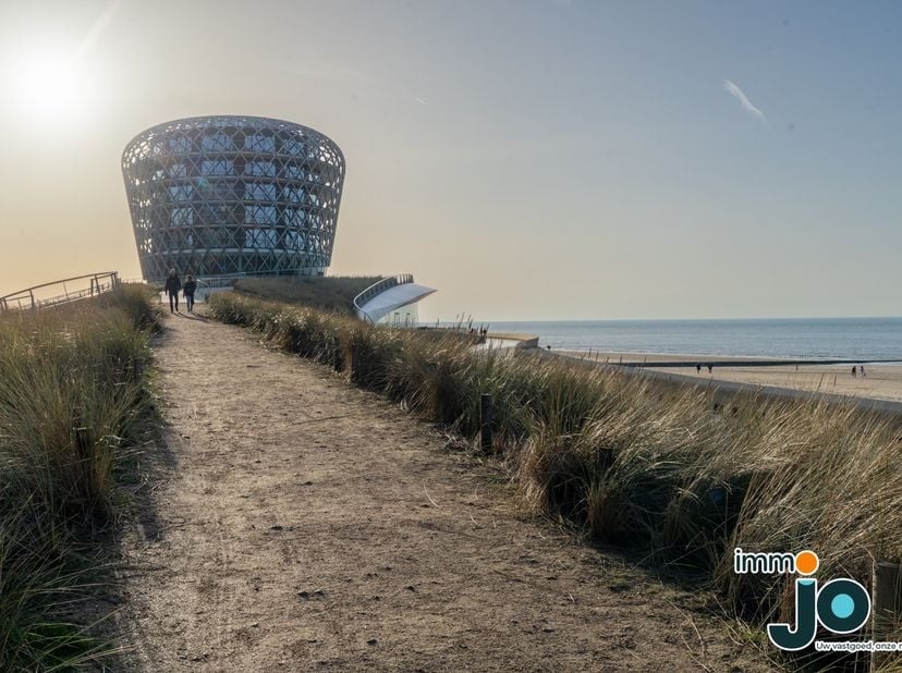 Cet appartement de trois chambres entièrement prêt à l'emploi et rénové est idéalement situé à Middelkerke, à proximité de la digue, de la plage et du