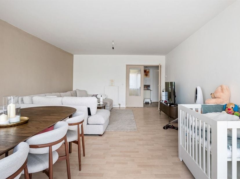 Appartement spacieux (97 m²) avec 2 chambres et une terrasse, situé dans un quartier calme et central à Mortsel !<br />
Situation : Situé dans un quar