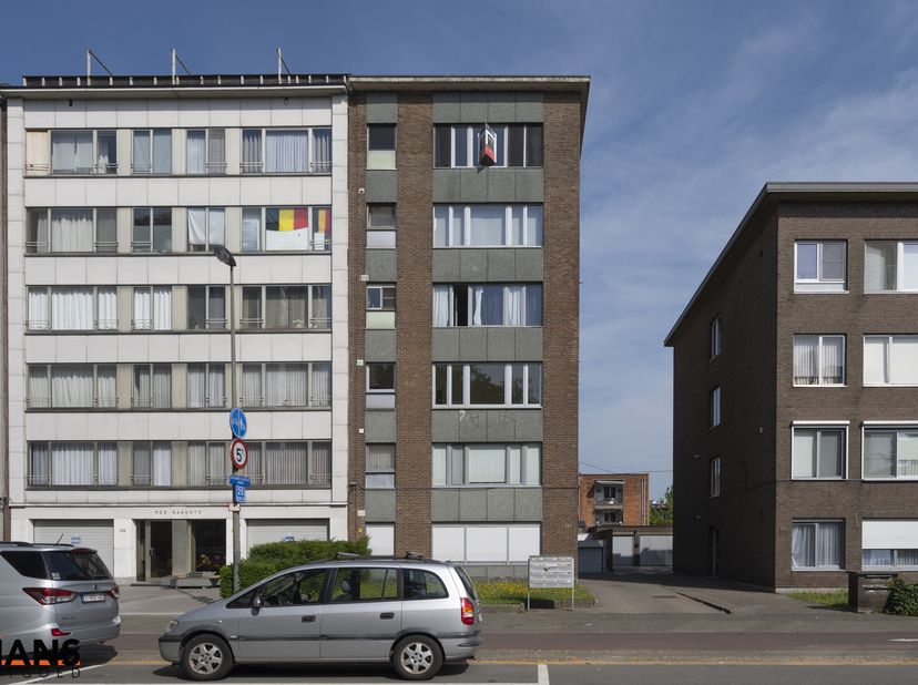 Knus, gerenoveerd appartement op de 2de verdieping met lift.<br />
Inkomhal; lichtrijke leefruimte met open keuken met kasten; kookplaat, dampkap, koe