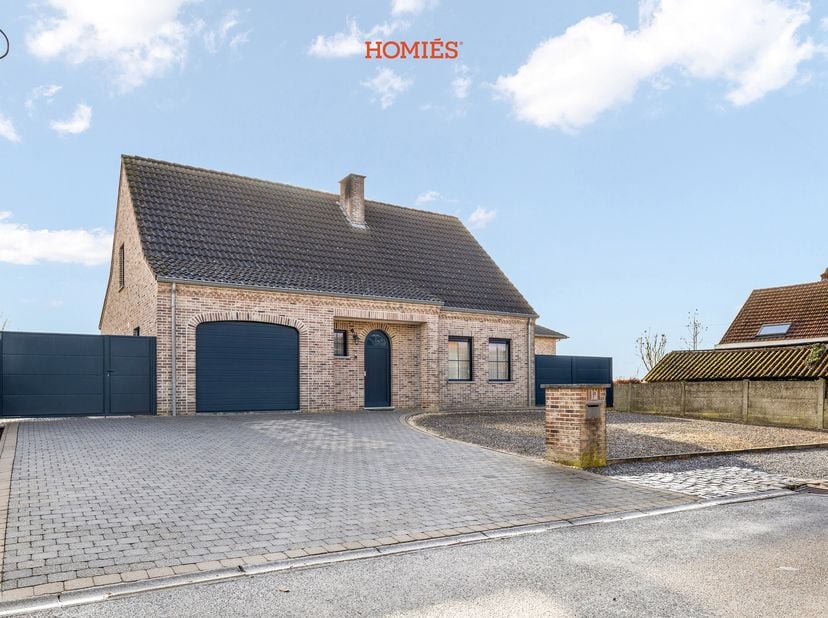 In een rustige en groene omgeving in Holsbeek bevindt zich deze charmante woning met een aangename, zuidgerichte tuin waar u de hele dag door kan geni