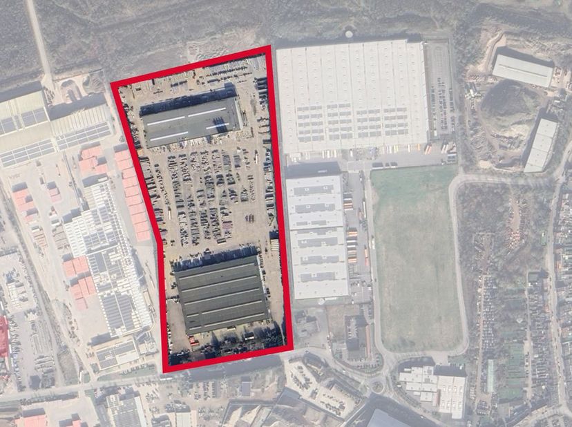 Deze verharde site van maar liefst 30.000 m² is uitstekend gelegen.<br />
De site beschikt over een ruime magazijnen van 7.500 m², ideaal voor diverse