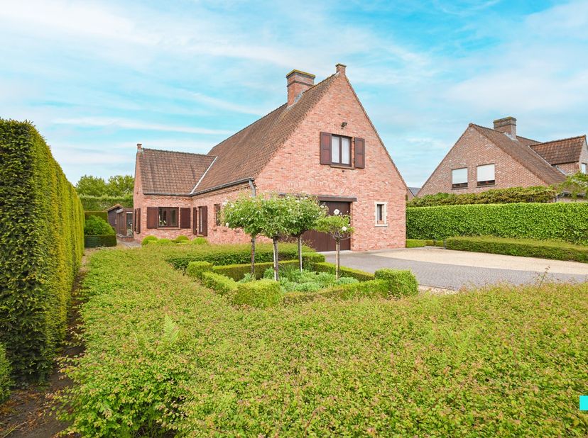 Ontdek deze zeer verzorgde open bebouwing met drie slaapkamers en een inpandige garage, gelegen op een west gericht perceel van 1005 m², beschikkende