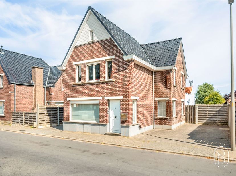 Charmante woning op een goeie ligging te Zingem met 3 slaapkamers<br />
<br />
Deze gezellige woning is volledig instapklaar en heeft voldoende paar