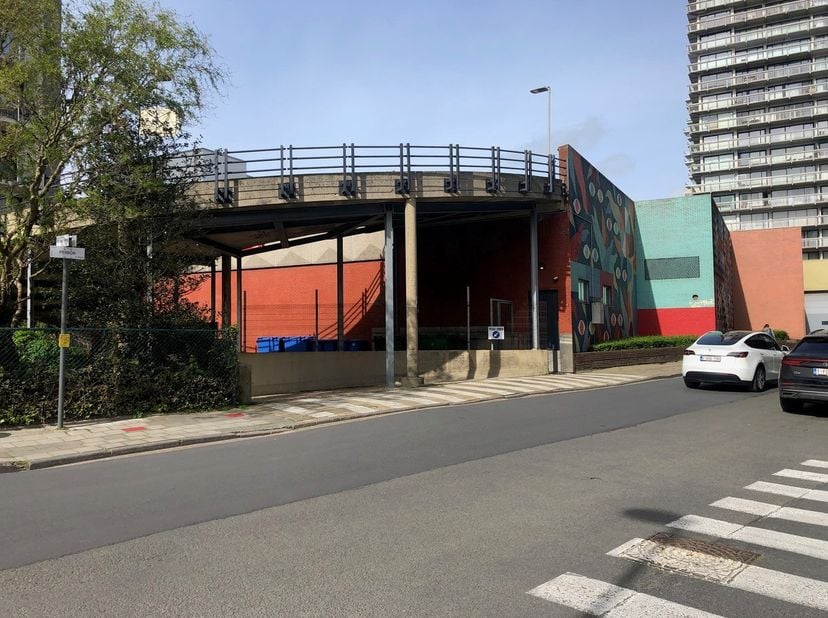 Ontdek nu de perfecte parkeeroplossing in Parking Hazegras, gelegen in centrum Oostende! De parkeerplaats is gelegen in de kelderverdieping. De parkee