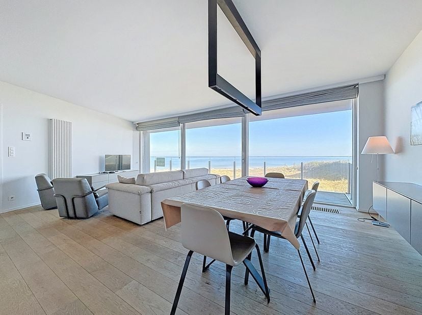Découvrez ce magnifique appartement de deux chambres, superbement aménagé, situé dans l'élégante résidence ’t Zilt, où confort et élégance se marient