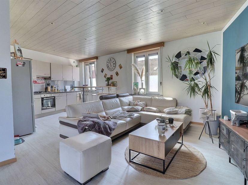 Bel immeuble de rapport situé en plein centre du Bizet, comprenant une surface commerciale au rez-de-chaussée et à l'étage un appartement duplex (actu