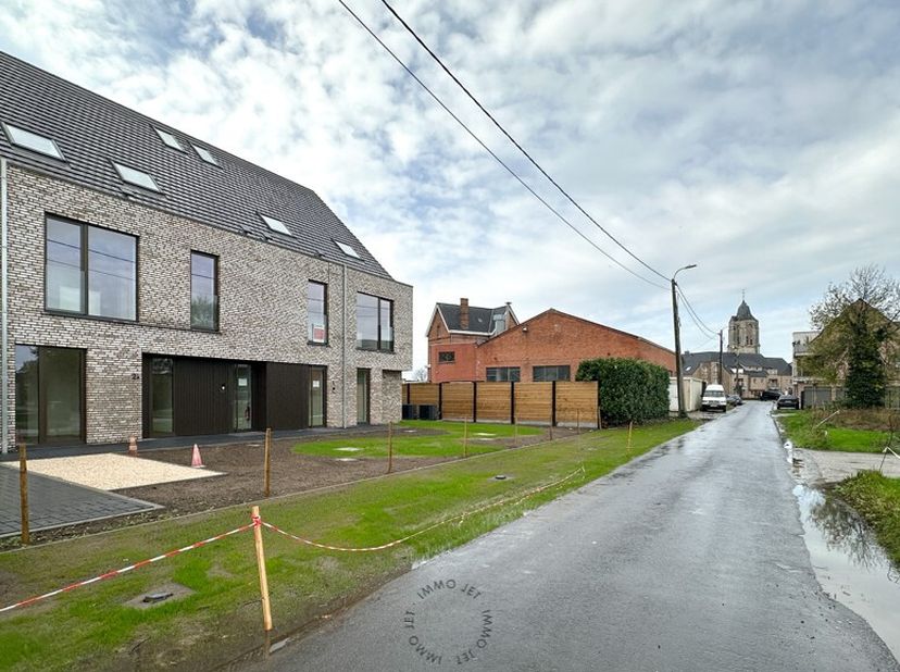 Dit luxe appartement op het gelijkvloers is prachtig gelegen in het rustige groene Verrebroek.<br />
Uw nieuwe thuis is verder afgewerkt met de nieuws