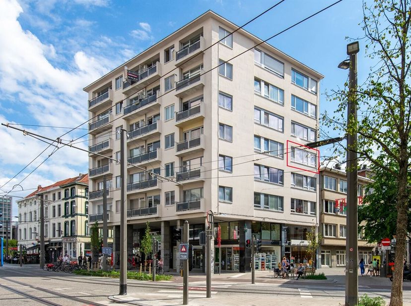 Instapklaar Appartement (55m²) met 2 slaapkamers, gelegen op een steenworp van de Meir in Antwerpen<br />
Ligging: <br />
In de Kipdorpvest staat dit