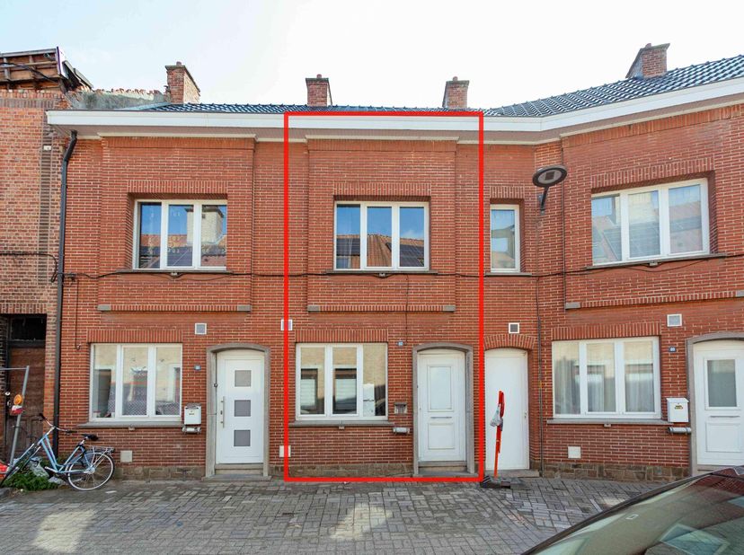OP TE FRISSEN WONING - <br />
<br />
De inkomhal komt uit op een living met eetplaats en open keuken. Op de eerste verdieping bevindt zich de eerste s
