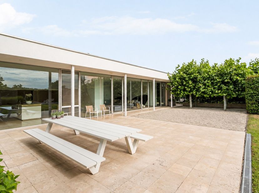 Schitterende moderne villa (bouwjaar 2001) met kantoren/praktijk of extra leefruimte op prachtige kavel van 3.140 m² is gelegen nabij het centrum van