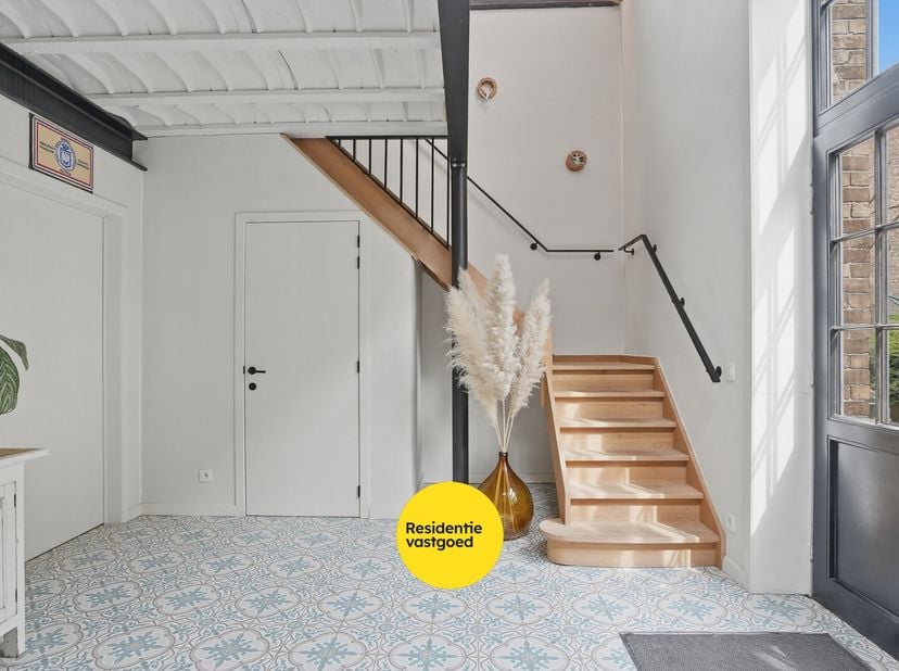 Deze karaktervolle eigendom ligt op een strategische locatie, op slechts 1 km van de Ezelpoort en nabij de Brugse binnenstad. De woning maakt deel uit