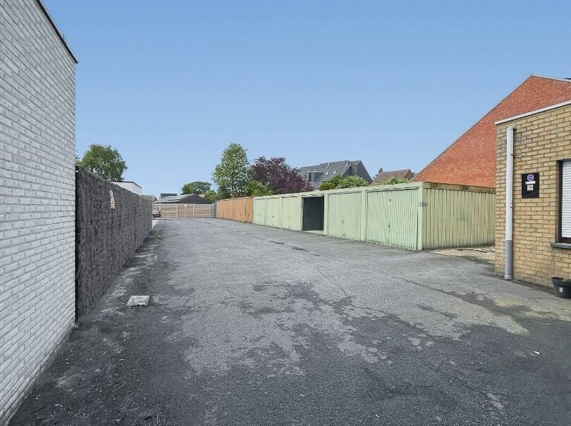 Garage in een complex van 12 garages . De garages zijn bereikbaar vanaf de Stationsstraat .<br />
Garage 4 en 11 ter beschikking. Elke garage heeft ee