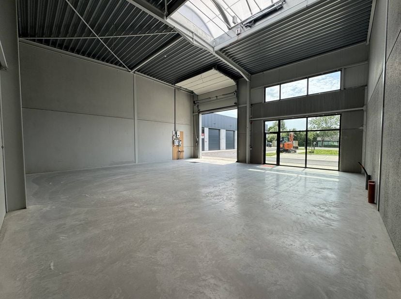 Voici un texte commercial concis pour la location de l'unité 7 à Zwevezele, basé sur la fiche technique et l'acte de vente : Nouvelle unité PME (144 m