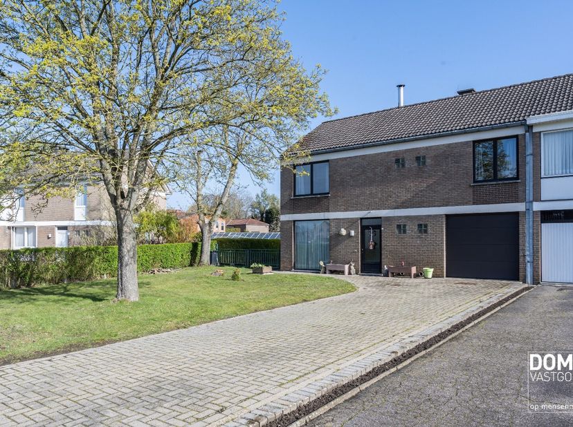 In het rustige Diepenbeek staat deze prachtige ruime halfopen bebouwing op jou te wachten! De woning, gebouwd in 1972, beschikt over een ruime tuin me