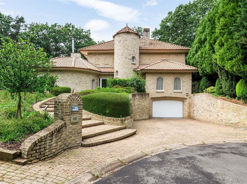 Ruime villa met 4 slpk op een perceel van 19a 11ca<br />
Deze ruime villa is gelegen op een prachtig perceel van 19a 11ca en biedt een doordachte inde