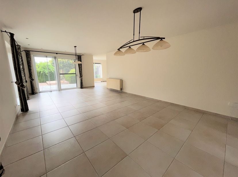 Maison individuelle avec 4 chambres à coucher à Gooreind !<br />
<br />
Aménagement :<br />
Hall d'entrée, toilettes invités, salon et salle à mang