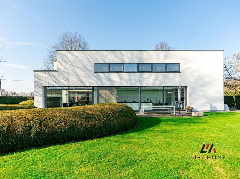 In een oase van rust en groen, op een perceel van +/- 2 hectare, bevindt zich deze moderne, instapklare landbouwwoning (contacteer ons bij eventuele v