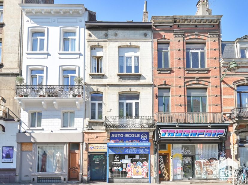 Vrijstaande woning met commerciële ruimte  momenteel ingericht als commerciële ruimte op de begane grond en drie studio's.ERA Châtelain presenteert di