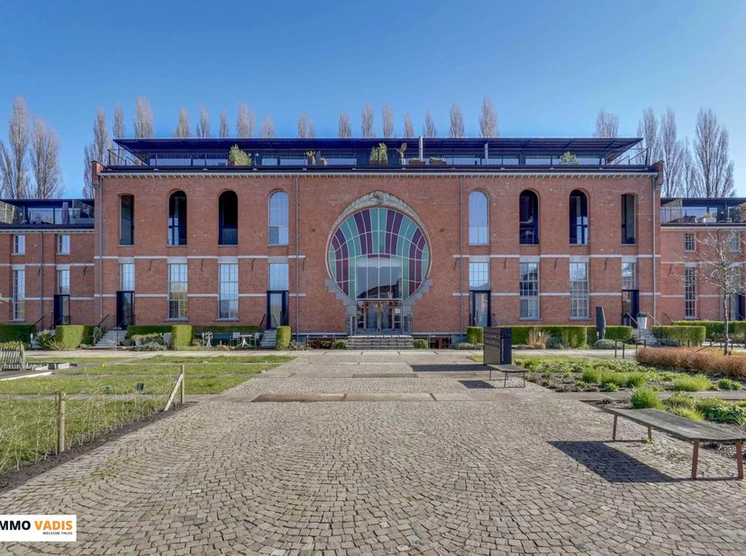 Dit penthouse met een ondergrondse parking en kelderberging bevindt zich in een karaktervol gebouw dat vroeger dienst deed als chocoladefabriek en met