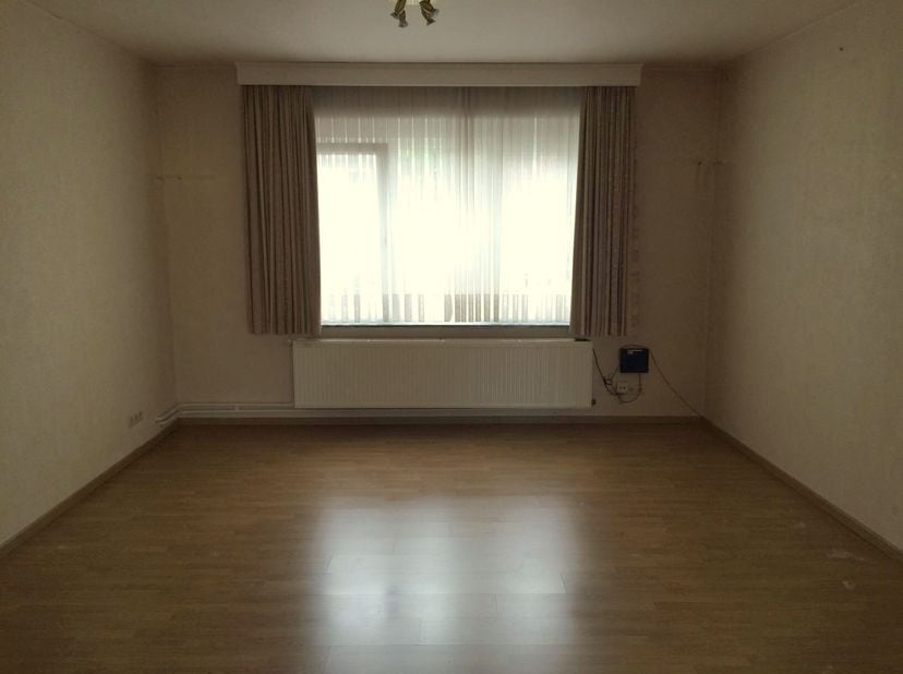 Ruime woning in het centrum van Herk-de-Stad met 2 (3) slaapkamers en grote (gemeenschappelijke) tuin.De woning heeft een bewoonbare opp. van 152m² en