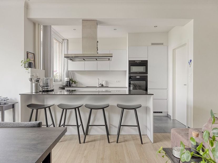Welkom in dit ruime en smaakvol gerenoveerde appartement van&amp;nbsp;110 m², waar comfort, licht en een kwalitatieve afwerking centraal staan. Het appart