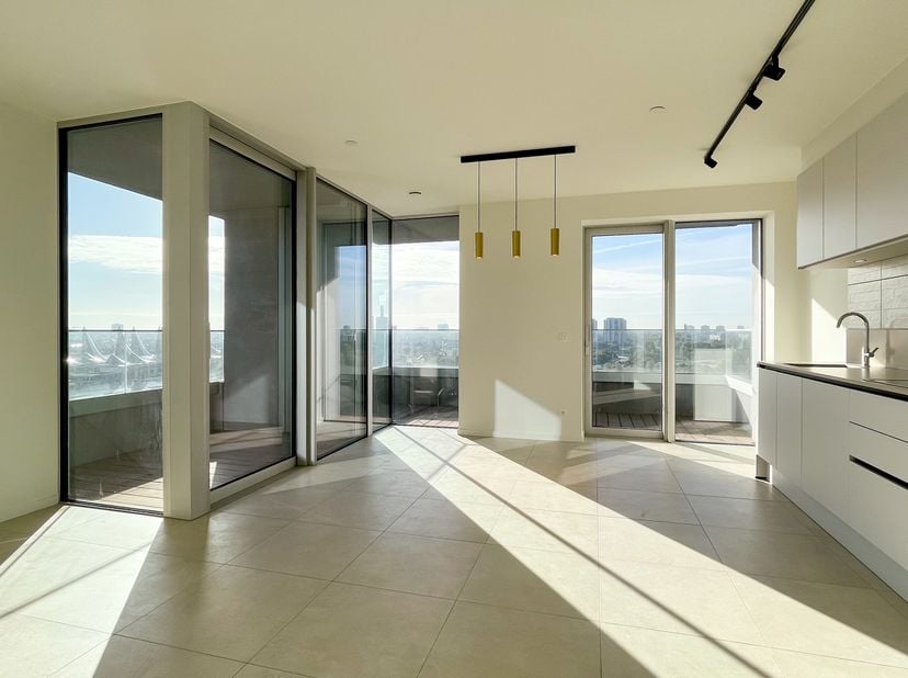 Dit appartement van ca 85 m² bevindt zich op een uitzonderlijke locatie op Nieuw Zuid, vlakbij het Justitiepaleis en de vernieuwde Scheldekaaien. Tal