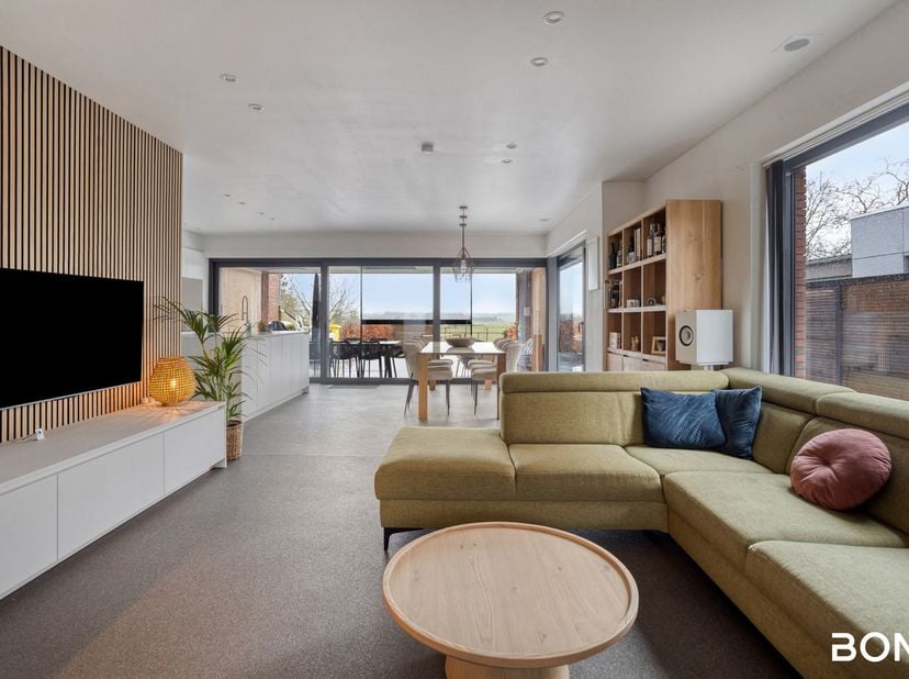 Op een rustige en aangename locatie in Scherpenheuvel-Zichem bevindt zich deze moderne halfopen woning in houtskeletbouw, gebouwd in 2017. Deze energi