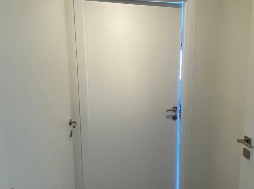 Deze knappe duplex is gelegen op de 1ste verdieping en is voorzien van 2 slaapkamers en een carport met berging.<br />
INDELING:<br />
1ste verdieping