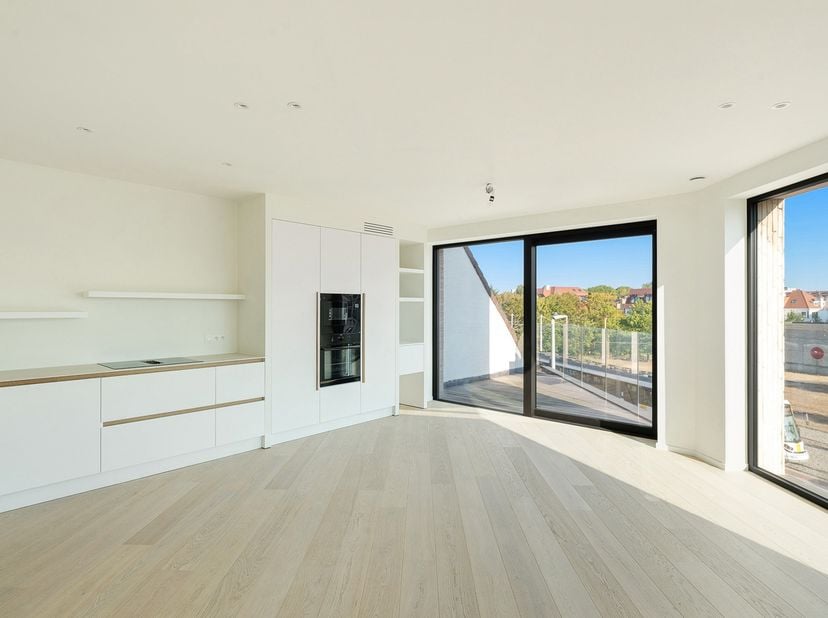 Ontdek dit mooie nieuwbouwappartement in een prestigieus gebouw met twee volwaardige slaapkamers, ideaal gelegen op een centrale locatie in Knokke, op