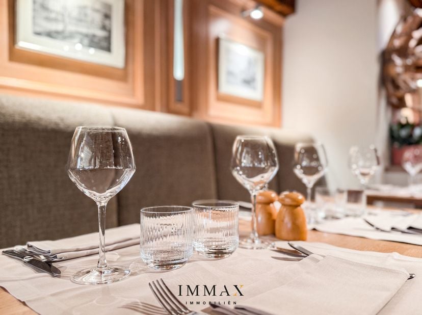À reprendre :<br />
Brasserie/restaurant renommé, exploité avec succès depuis 52 ans - EXCELLENT EMPLACEMENT sur la Wapenplein avec terrasse ensoleill