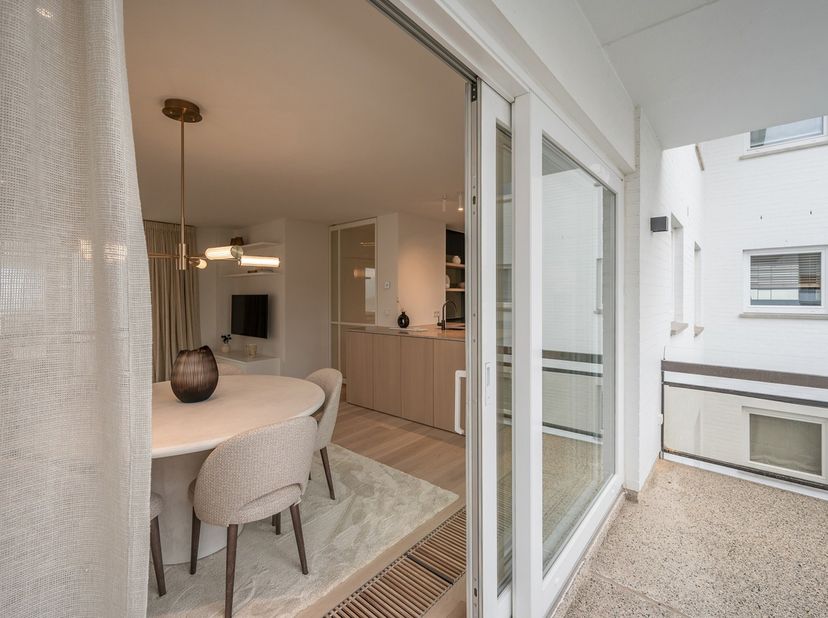 Luxueus gerenoveerd appartement op topligging in het Zoute. Ontdek dit prachtig gerenoveerde appartement in een stijlvolle villaresidentie, op een bev