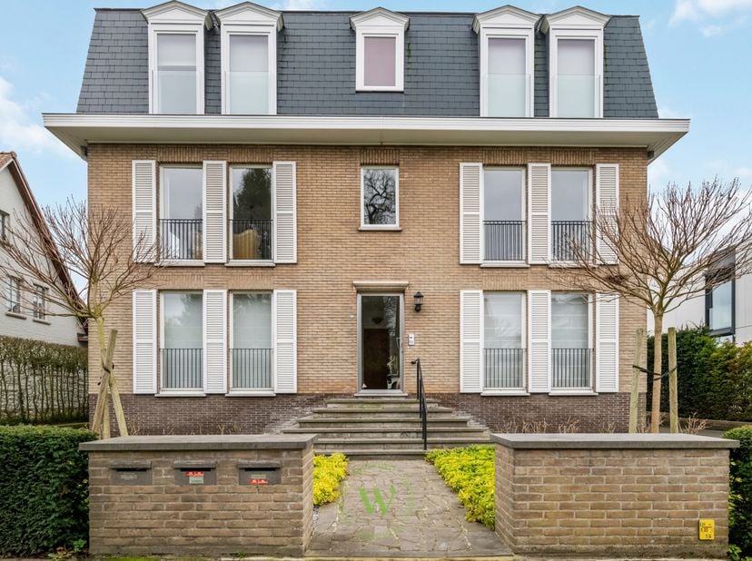 Dit ruime en lichtrijke appartement van ca. 137 m² is gelegen in de Burggraaf de Nieulantlaan in Sint-Andries, op een uiterst centrale ligging nabij B