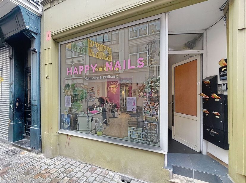 Dit charmante winkelpand van 25 m² is ideaal gelegen op een steenworp afstand van de Beurs en biedt een uitstekende zichtbaarheid. Het bestaat uit een
