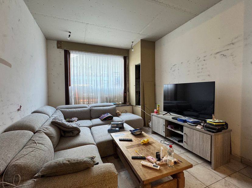 Deze woning is gelegen op een grondoppervlakte van 272 m² en bestaat uit: <br />
<br />
Op het gelijkvloers : inkomhal - living - grote keuken - bergi